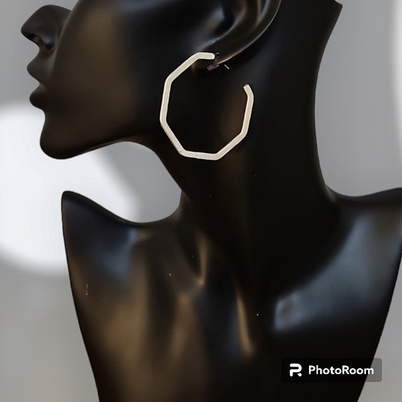 3/$30 Large Silvertone Hammered Hexagon Hoop Post Earrings - Picture 1 of 3